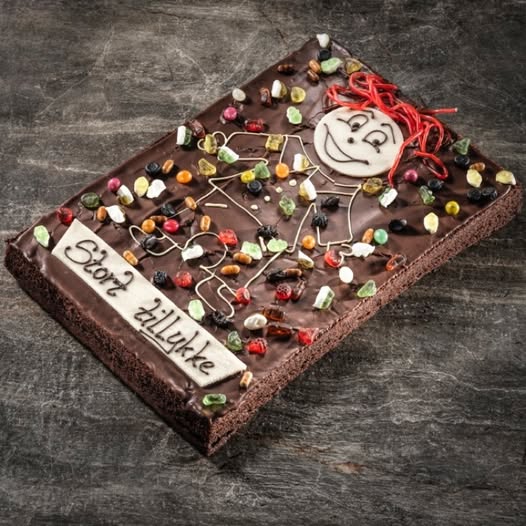 Chokoladekagekone med slik ved siden af (25 personer)